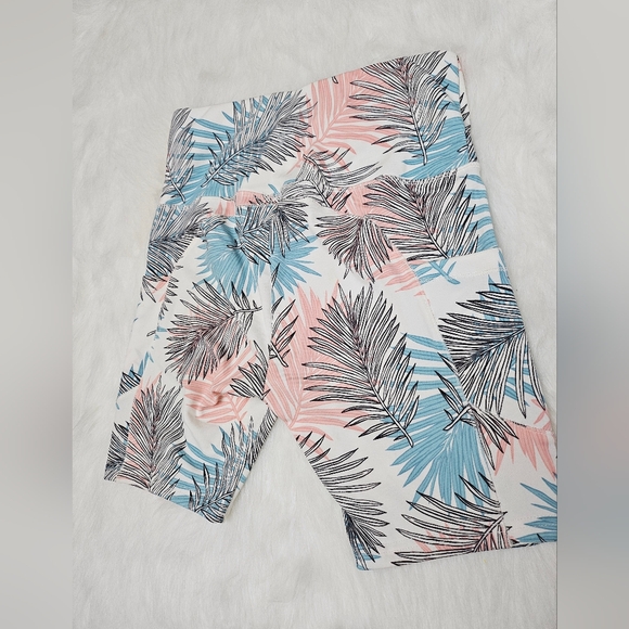 Butt Sculpting Leaf Yoga Shorts lot of 2. Size M/L - Picture 2 of 14